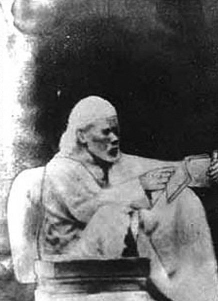 Shirdi_Sai_Baba_reading_