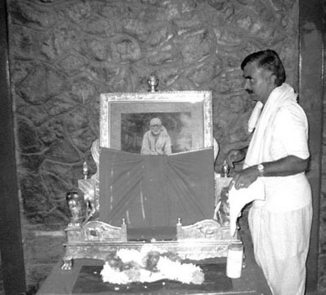 inside chavdi in shirdi old picture